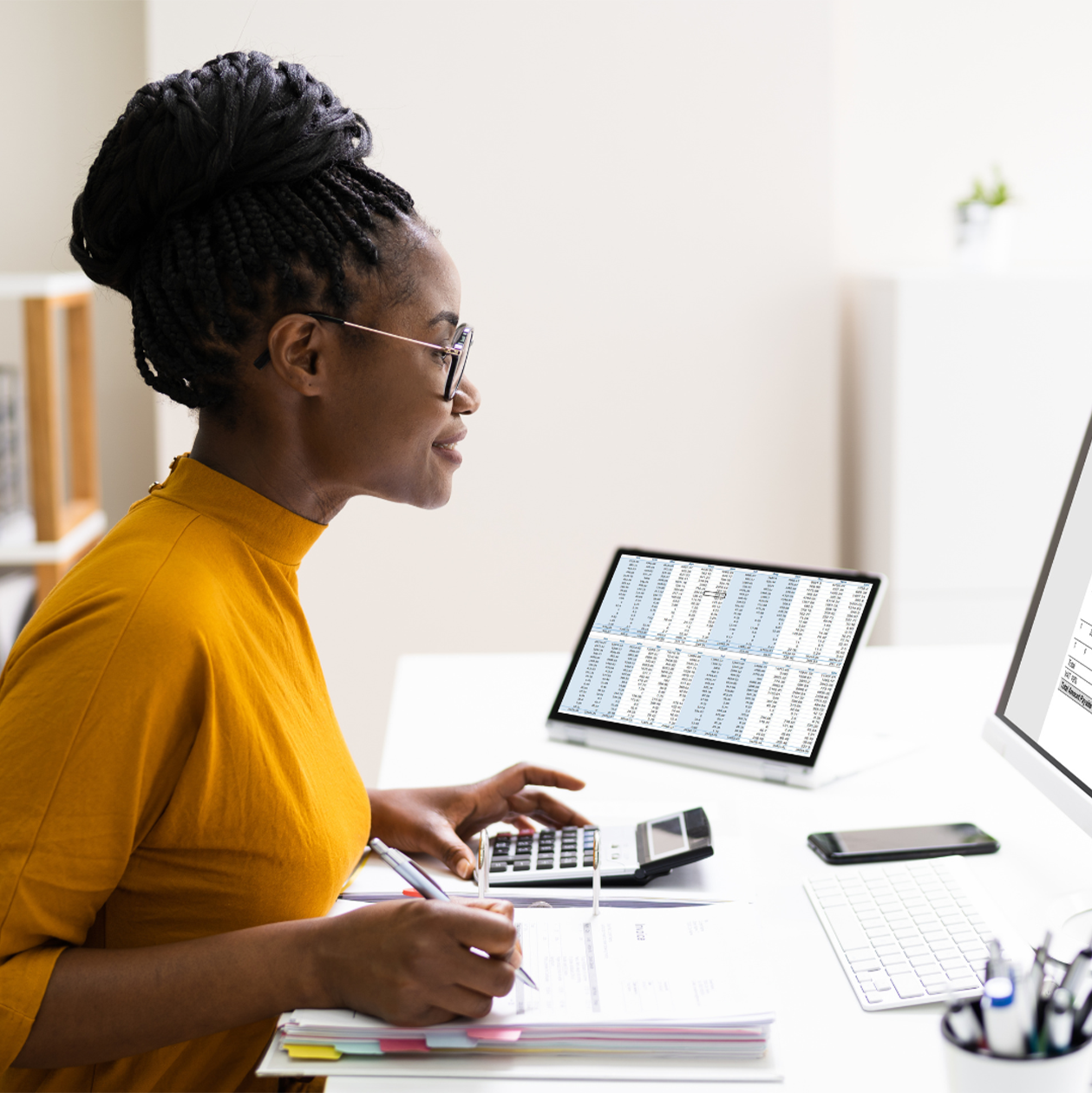 Femme comptable, dans le secteur du tertiaire et du commerce